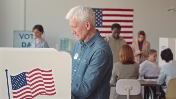 不同性别的男子和妇女在选举日进入投票亭进行投票的中速速度 — 图库视频影像