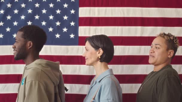 Midja Upp Slowmo Porträtt Olika Amerikanska Medborgare Står Mot Usa — Stockvideo