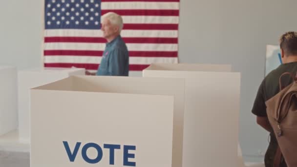 中等速度的各类美国公民走进投票站 做出选择 并将选票放入投票站的特殊盒子中 — 图库视频影像