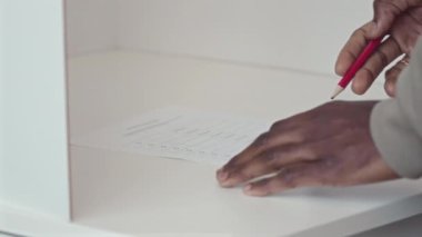 Tanımlanamayan siyahi adamın yavaş yavaş yaklaşması oy pusulasındaki adaya kırmızı işaret koyuyor