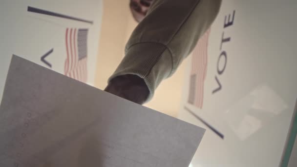 Медленное Голосование Многонациональных Граждан Свои Бюллетени Стенде День Выборов — стоковое видео
