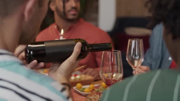 Vue Arrière Sur Ralentissement Épaule Homme Versant Vin Rouge Dans — Video
