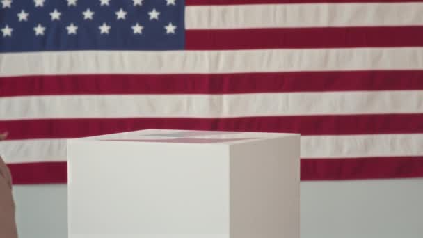 在美国投票站 年轻漂亮的白人女子把选票放进投票箱 对着镜头微笑的画像 — 图库视频影像