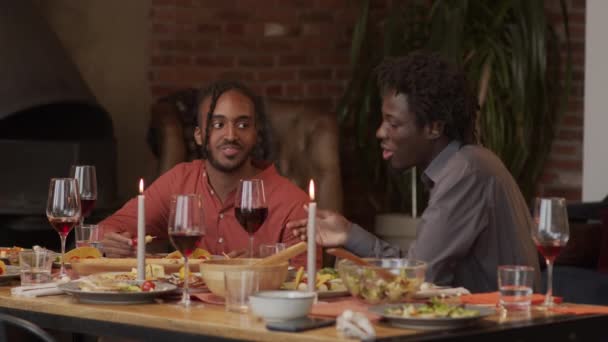 Cintura Até Lentidão Dois Jovens Afro Americanos Sentados Mesa Jantar — Vídeo de Stock