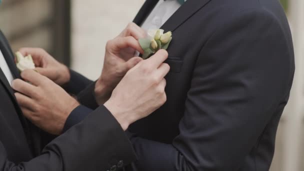 Midsection Slowmo Van Twee Onherkenbare Bruidegoms Aanpassen Van Hun Smoking — Stockvideo