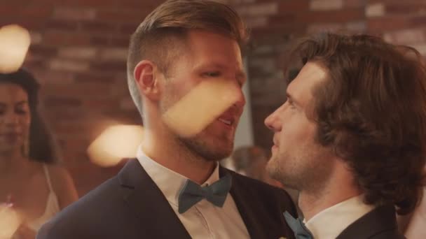 Smokinli Sevecen Eşcinsel Çiftin Yavaş Çekimleri Birbirlerine Bakıyorlar Düğün Partisinde — Stok video