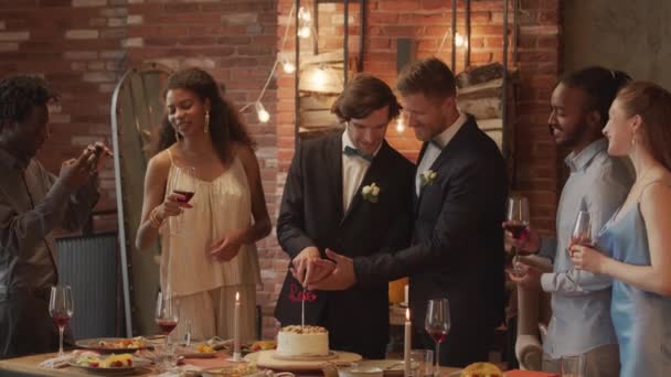 Середня Повільність Двох Улюблених Наречених Елегантному Смокінгу Ріже Весільний Торт — стокове відео
