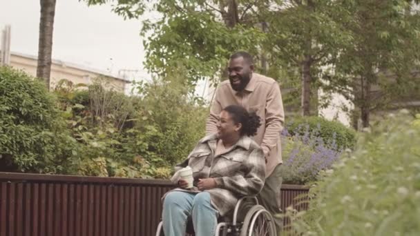 Mittlere Verlangsamung Einer Jungen Kurvigen Afroamerikanerin Rollstuhl Die Von Ihrem — Stockvideo