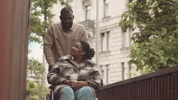 Slowmo Einer Jungen Afroamerikanerin Mit Behinderung Sitzt Rollstuhl Getragen Von — Stockvideo