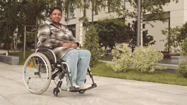 Полнометражный Портрет Африканской Женщины Ограниченными Возможностями Улыбающейся Камеру Сидящей Инвалидном — стоковое видео