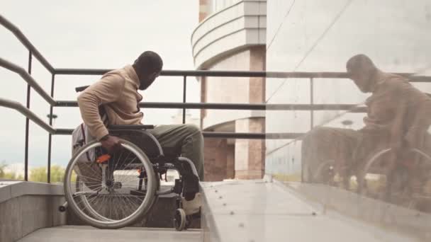 在户外坐轮椅寻求帮助的非裔美国人慢吞吞的 — 图库视频影像