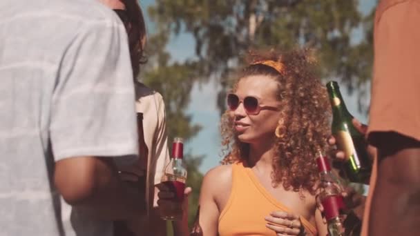 Kıvırcık Saçlı Güneş Gözlüklü Yaz Aylarında Çok Irklı Arkadaşlarıyla Parkta — Stok video