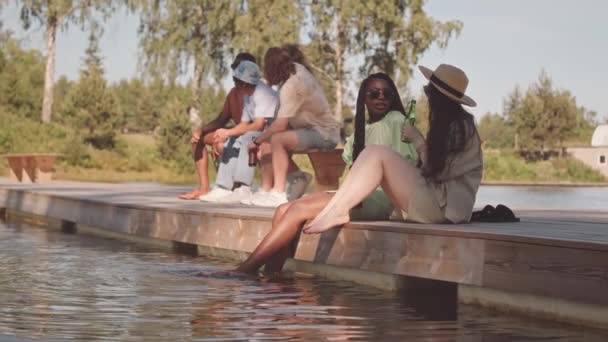 Slowmo Mladých Bezstarostných Multietnických Přátel Odpočívali Molu Horkém Letním Dni — Stock video