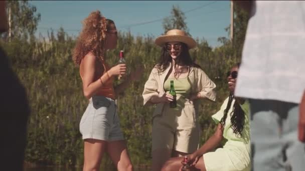 Krásné Opálené Multietnické Dívky Chatování Pití Piva Při Venkovní Letní — Stock video