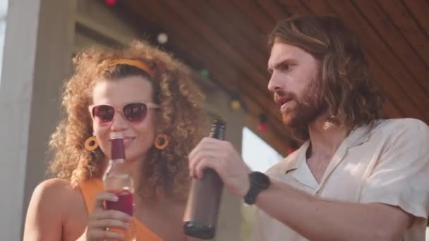 多民族年轻人在户外喝啤酒和烧烤的夏季作伴的中速速度 — 图库视频影像