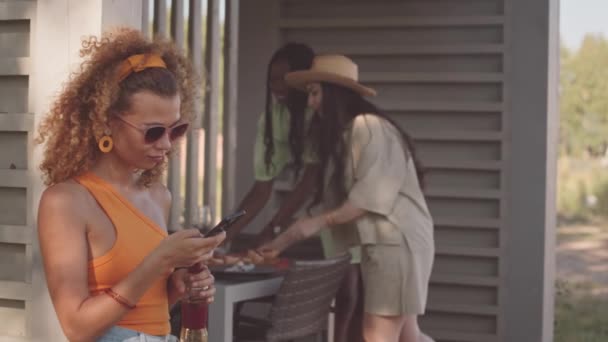 Güneş Gözlüklü Turuncu Saçlı Güzel Kıvırcık Saçlı Kızın Belini Kaldır — Stok video