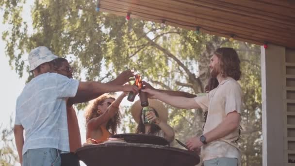 Barbeküde Mangal Yaparken Bira Şişelerini Tıkırdatan Neşeli Arkadaşlardan Oluşan Düşük — Stok video