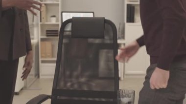 Çeşitli başarılı genç iş ortaklarının yavaşlığını kaldır. Mali belgeleri ofis masasıyla incelerken tartışıyorlar.