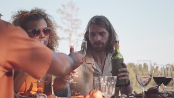 Kırmızı Şarap Içen Yaz Aylarında Dışarıda Yemek Masasında Oturup Sohbet — Stok video