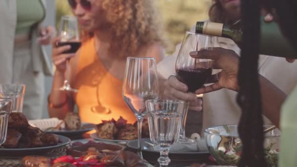 Slowmo Companhia Jovens Despreocupados Conversando Bebendo Vinho Tinto Enquanto Janta — Vídeo de Stock