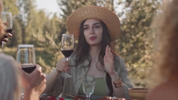 Arka Bahçede Arkadaşlarla Yemek Masasında Oturup Kadeh Tokuştururken Çekici Genç — Stok video