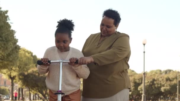 Niski Kąt Średnie Slowmo Letniej Afroamerykańskiej Dziewczyny Uczy Się Jeździć — Wideo stockowe