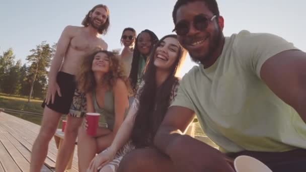 Kağıt Bardaklardan Içen Hafta Sonlarını Iskelede Birlikte Geçirip Eğlenen Altı — Stok video