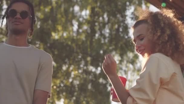 Yazın Açık Havada Dans Eden Genç Neşeli Insanları Kırmızı Bardaklarda — Stok video