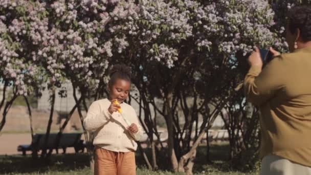 Slowmo Von Size Afroamerikanerin Fotografiert Ihre Süße Kleine Tochter Die — Stockvideo