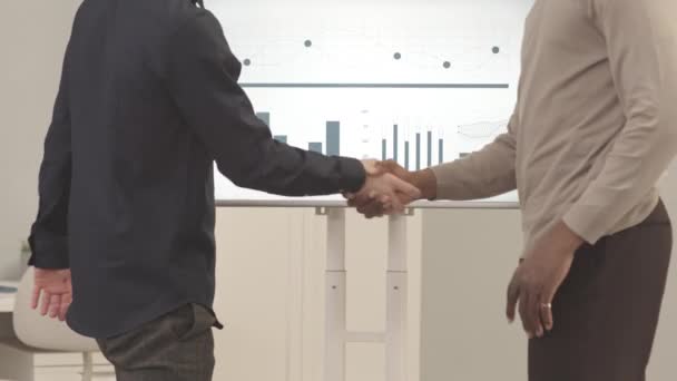 Incline Lentidão Dois Empreendedores Masculinos Multiétnicos Apertando Mãos Começando Discussão — Vídeo de Stock