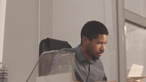 Midja Upp Slowmo Trött Ung Afroamerikansk Man Som Arbetar Dator — Stockvideo