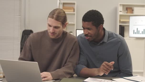 Lentidão Média Dois Colegas Sexo Masculino Multiétnicos Sentados Por Laptop — Vídeo de Stock