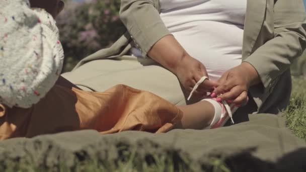 Langsam Bindet Eine Afroamerikanerin Schnürsenkel Rosa Turnschuhe Ihrer Hübschen Kleinen — Stockvideo