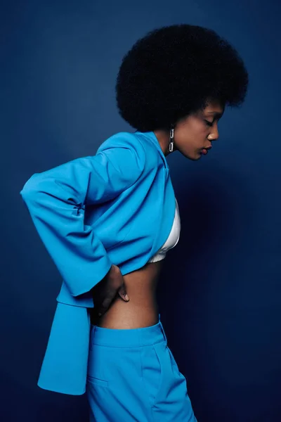 Minimal Side View Shot Της Νεαρής Μαύρης Γυναίκας Φυσικά Μαλλιά — Φωτογραφία Αρχείου
