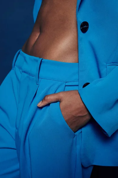 Мінімальна Деталь Молодої Чорної Жінки Фігурою Яскравому Синьому Костюмі Пантери — стокове фото