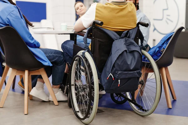 Πίσω Όψη Νεαρό Φοιτητή Αναπηρική Καρέκλα Που Συμμετέχει Ομαδική Συζήτηση — Φωτογραφία Αρχείου