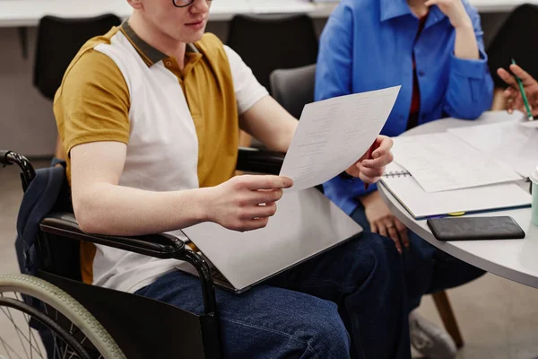 Καλλιεργημένη Φωτογραφία Του Νεαρού Φοιτητή Αναπηρική Καρέκλα Διαβάζοντας Σημειώσεις Ενώ — Φωτογραφία Αρχείου