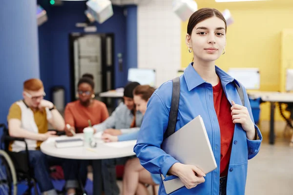 Vibrante Cintura Hacia Arriba Retrato Joven Chica Caucásica Sosteniendo Mochila —  Fotos de Stock