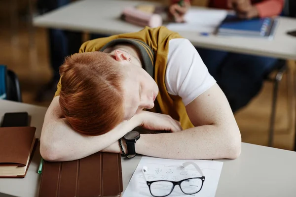 Okulda Üniversitede Masa Başında Uyuyan Kızıl Saçlı Genç Adama Yüksek — Stok fotoğraf
