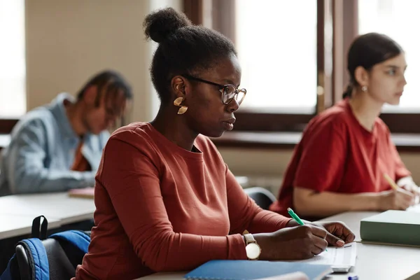 Sidovy Porträtt Afroamerikansk Ung Kvinna Att Anteckna När Studerar Vid — Stockfoto