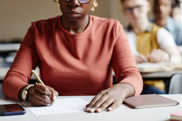Fechar Afro Americano Jovem Mulher Tomar Notas Enquanto Estudava Mesa — Fotografia de Stock