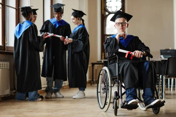 Üniversitedeki Mezuniyet Töreninde Engelli Bir Gencin Tam Boy Portresi — Stok fotoğraf