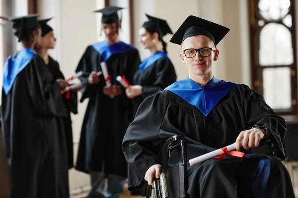 Retrato Del Joven Con Discapacidad Ceremonia Graduación Universidad Espacio Para —  Fotos de Stock