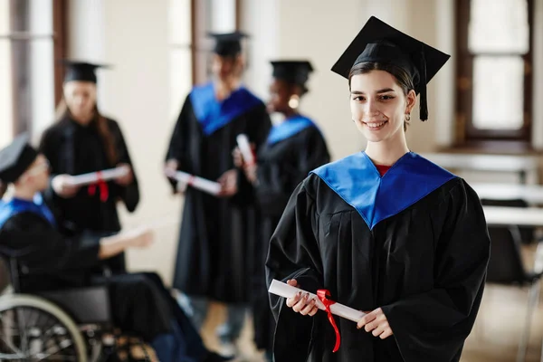 Retrato Cintura Hacia Arriba Mujer Joven Con Vestido Graduación Sonriendo —  Fotos de Stock
