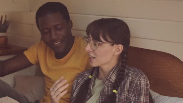 Midja Upp Unga Multietniskt Par Diskuterar Bok Samtidigt Vilar Tillsammans — Stockvideo