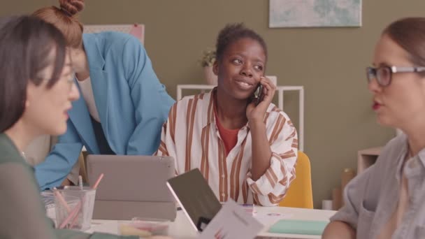 Média Lentidão Equipe Criativa Jovens Especialistas Marketing Feminino Diversificado Trabalhando — Vídeo de Stock