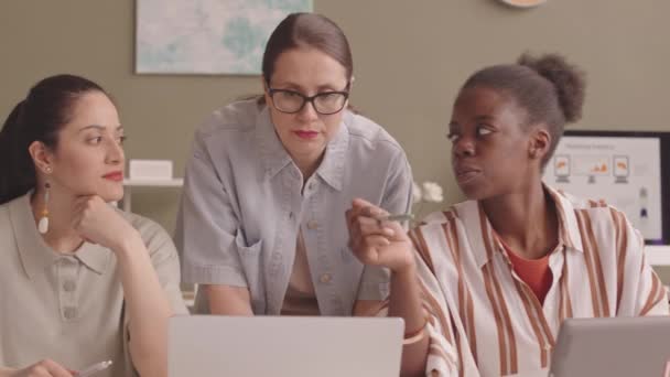 在成功的营销公司里一起工作的年轻而多样化的女性 在讨论即将到来的公司项目时 她们的动作要慢些 — 图库视频影像