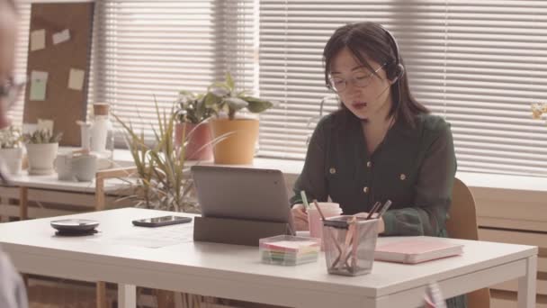 Ralentissez Taille Jeune Femme Asiatique Dans Casque Travaillant Dans Centre — Video