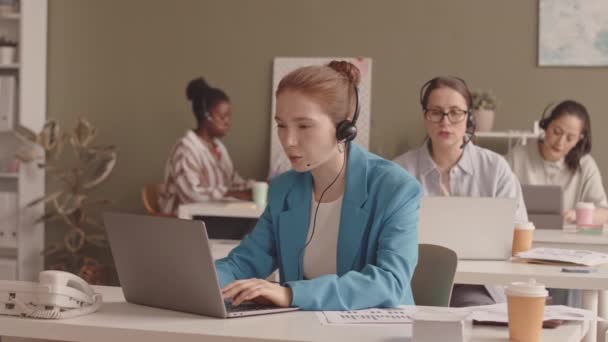 Zpomalte Pás Mladé Zrzavé Ženy Sluchátkách Pracující Call Centru Kanceláři — Stock video