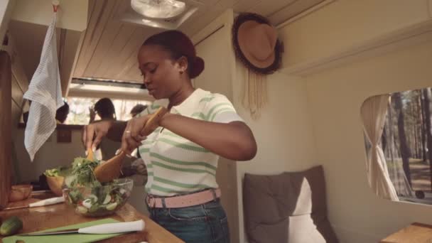 Mediana Toma Chica Afroamericana Bonita Sus Años Haciendo Ensalada Verduras — Vídeo de stock